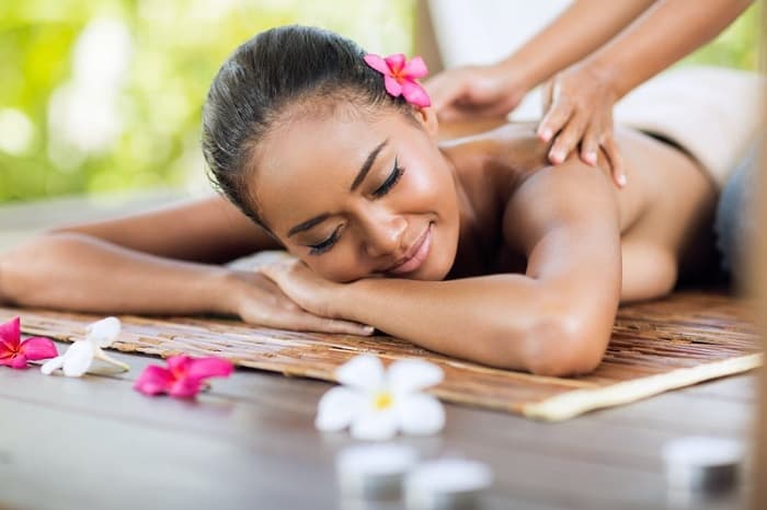 Back massage at L'abri day spa